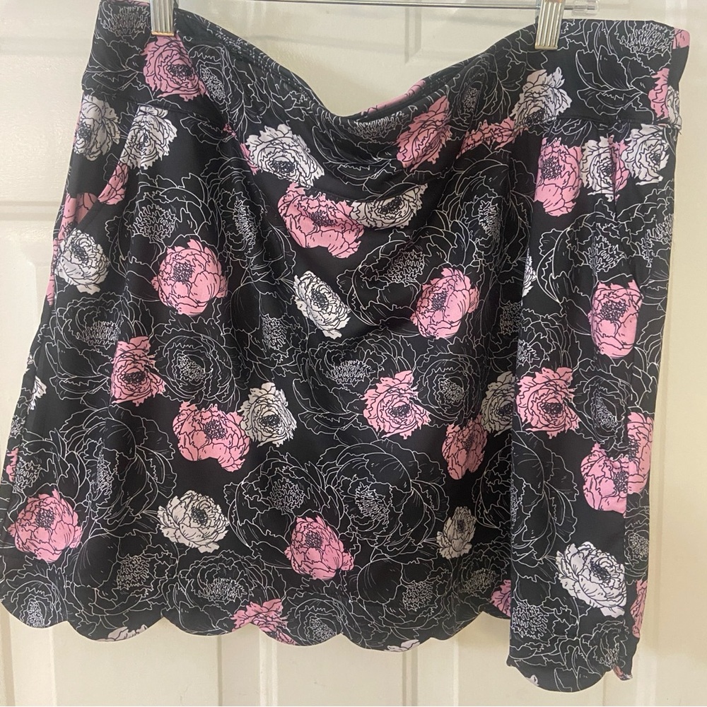 Coral Bay Athletic Skort Size XL
Black/Pink
Scallop Hem
2 side- 1 back pocket